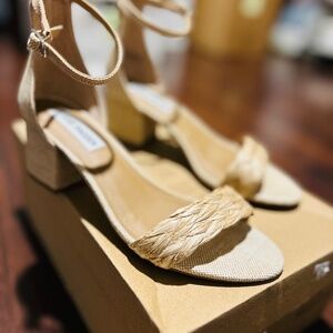 Steve Madden like new Raffia Adorable